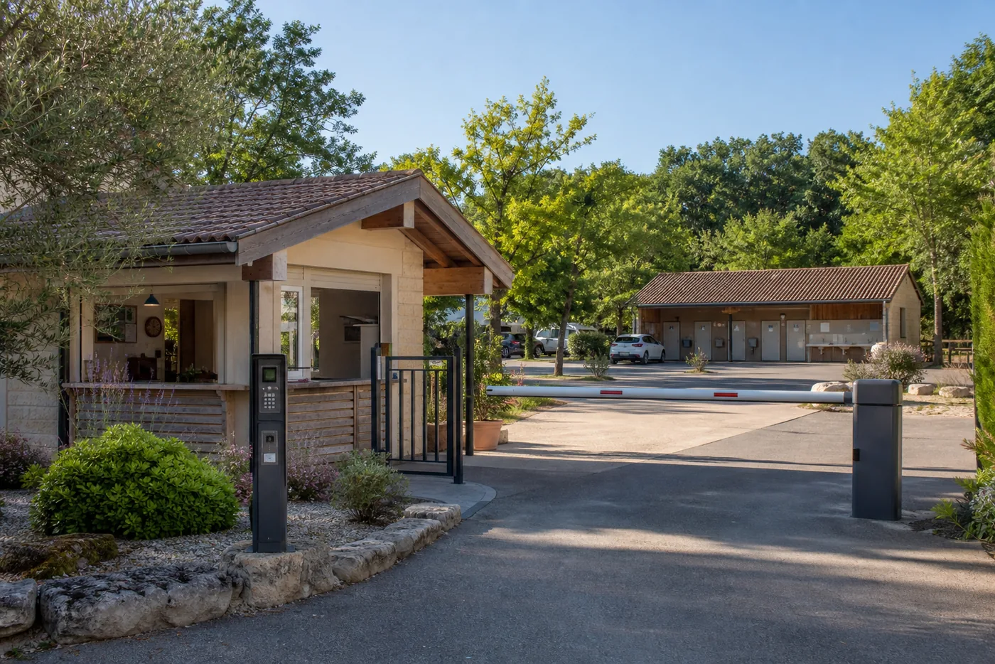 Entrée de camping équipée d’une barrière, d’un portillon et d’un interphone
