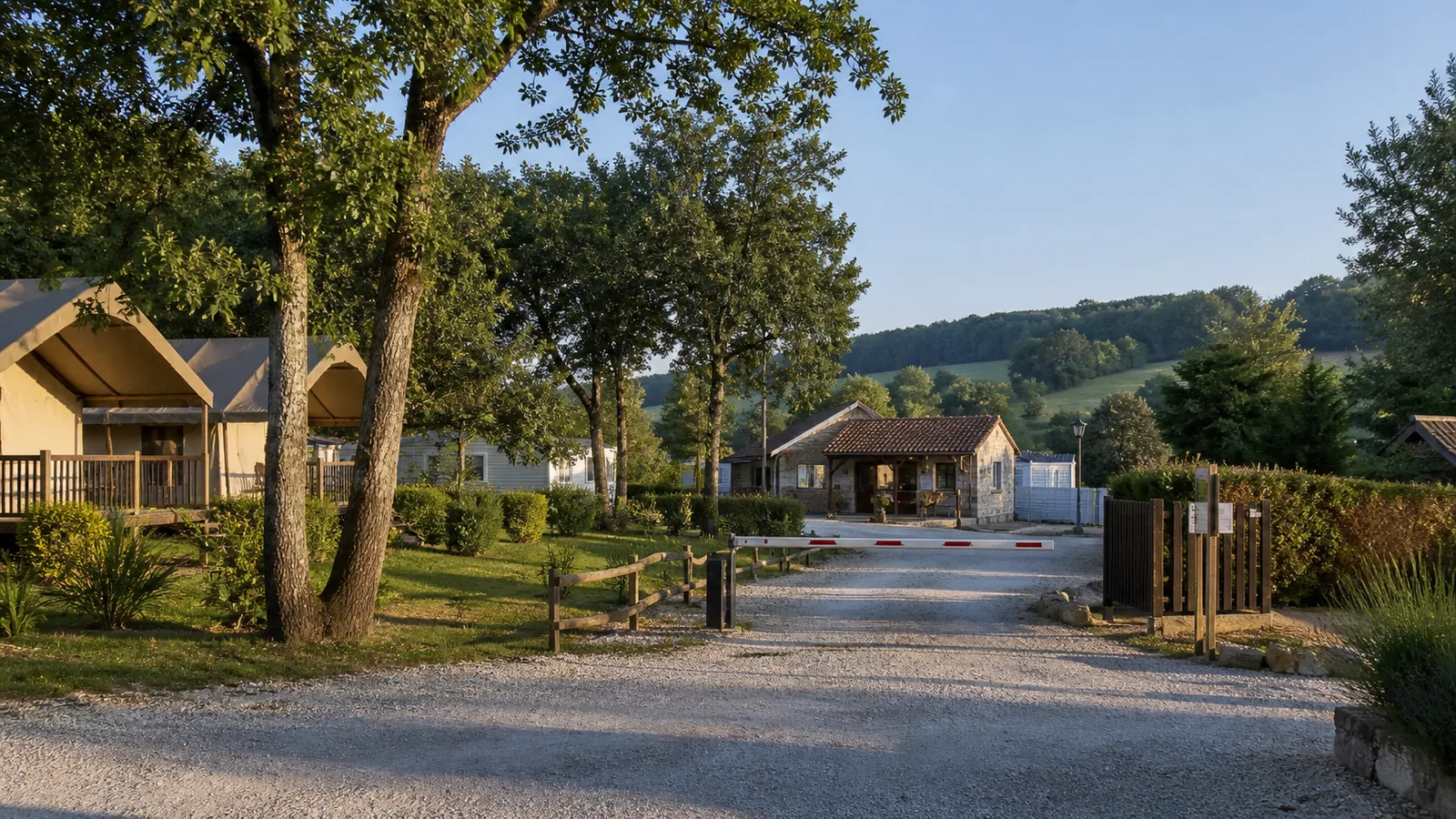 Camping paysager en Dordogne avec accueil, hébergements et barrière d’accès