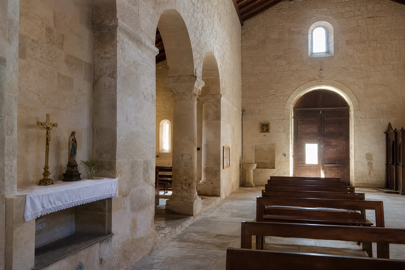 Intérieur sobre d’une église romane française en pierre
