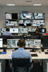 Centre de Supervision Urbain (CSU) de vidéoverbalisation à Dordogne en 2025 - Agents assermentés surveillant les flux vidéo en direct pour verbaliser les infractions routières et urbaines